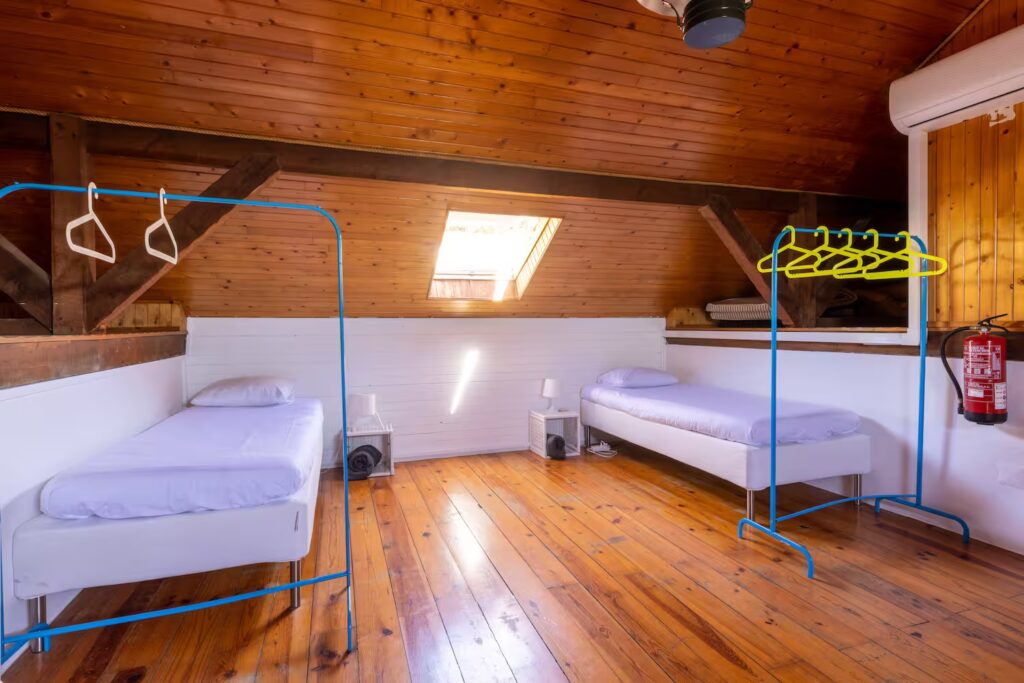 sótão-quarto-1 Shared Room, sleeps 5, Surf House